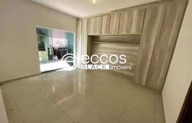 Imagem: A casa possui 4 Dormitórios, 5 Banheiros, 345m² de Área e