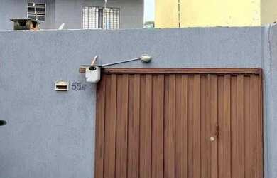 Imagem: A casa possui 2 Dormitórios, 1 Banheiro, 2 Vagas na garagem