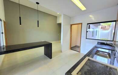 Imagem: A casa possui 3 Dormitórios, 2 Banheiros, 4 Vagas na garagem