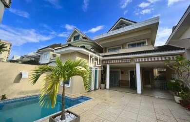 Imagem: A casa em condomínio para alugar possui 5 Dormitórios, 5 Banheiros