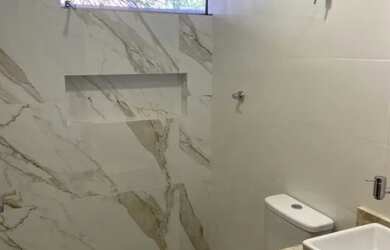 Imagem: A casa possui 2 Dormitórios, 2 Banheiros, 2 Vagas na garagem