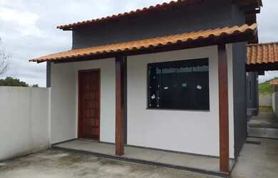 Imagem: A casa possui 3 Dormitórios, 2 Banheiros, 1 Vaga na garagem