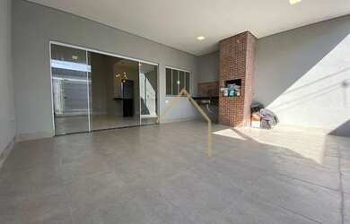 Imagem: A casa possui 3 Dormitórios, 1 Banheiro, 2 Vagas na garagem