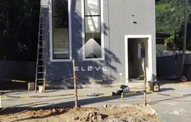 Imagem: A casa possui 3 Dormitórios, 3 Banheiros, 2 Vagas na garagem