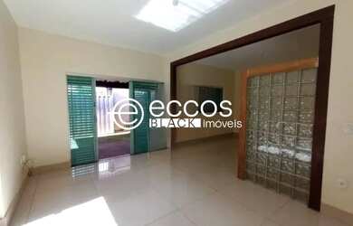 Imagem: A casa possui 2 Dormitórios, 2 Banheiros, 3 Vagas na garagem