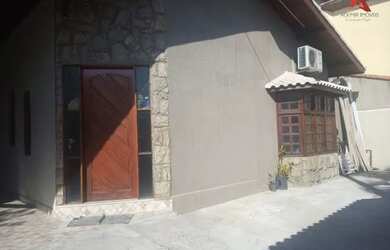 Imagem: A casa possui 3 Dormitórios, 2 Banheiros, 2 Vagas na garagem