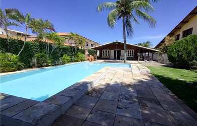 Imagem: A casa possui 3 Dormitórios, 3 Banheiros, 5 Vagas na garagem