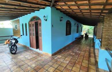 Imagem: A casa possui 4 Dormitórios, 3 Banheiros, 2 Vagas na garagem