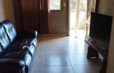 Imagem: A casa possui 3 Dormitórios, 2 Banheiros, 3 Vagas na garagem