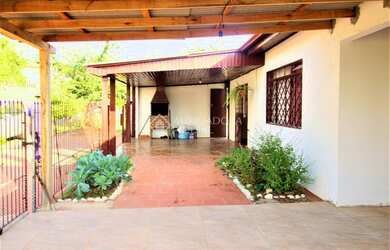 Imagem: A casa possui 3 Dormitórios, 2 Banheiros, 1 Vaga na garagem