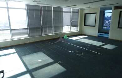 Imagem: O depósito possui 5 Vagas na garagem e 770m² de Área e está