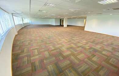 Imagem: O depósito possui 5 Vagas na garagem, 880m² de Área e está