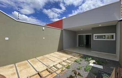 Imagem: A casa possui 3 Dormitórios, 2 Banheiros, 3 Vagas na garagem