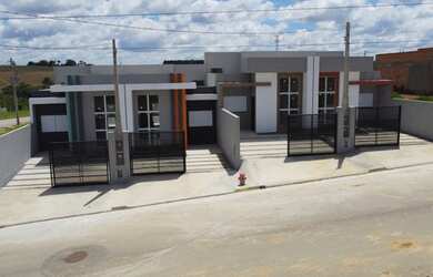 Imagem: A casa à venda possui 2 Dormitórios, 1 Banheiro, 2 Vagas na