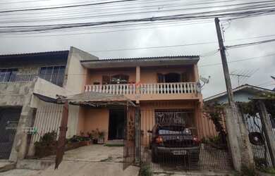 Imagem: A casa possui 3 Dormitórios, 1 Banheiro, 2 Vagas na garagem