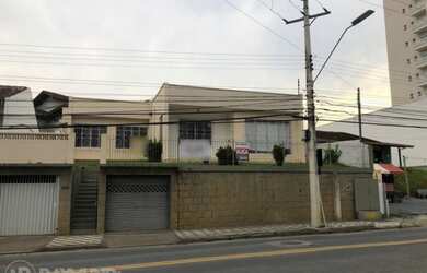 Imagem: A casa possui 3 Dormitórios, 3 Banheiros, 2 Vagas na garagem