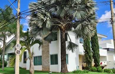 Imagem: A casa em condomínio possui 4 Dormitórios, 4 Banheiros, 2