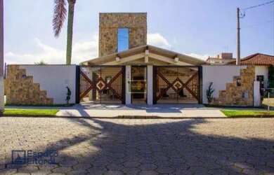 Imagem: A casa possui 3 Dormitórios, 5 Banheiros, 4 Vagas na garagem