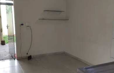 Imagem: A casa possui 1 Dormitório, 1 Banheiro, 1 Vaga na garagem e