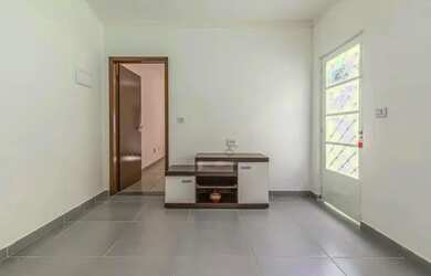 Imagem: A casa possui 2 Dormitórios, 2 Banheiros, 2 Vagas na garagem