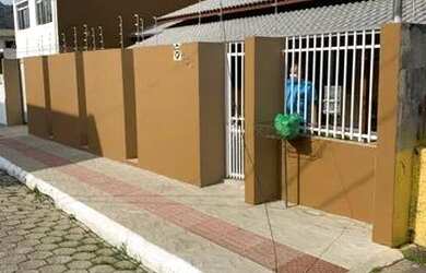 Imagem: A casa possui 2 Dormitórios, 3 Banheiros, 3 Vagas na garagem