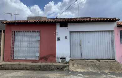 Imagem: A casa possui 3 Dormitórios, 2 Banheiros, 1 Vaga na garagem