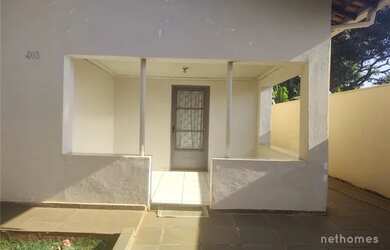 Imagem: A casa possui 3 Dormitórios, 2 Banheiros, 2 Vagas na garagem