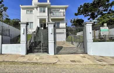 Imagem: A casa possui 3 Dormitórios, 4 Banheiros, 5 Vagas na garagem
