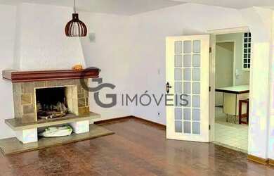 Imagem: A casa possui 3 Dormitórios, 3 Banheiros, 2 Vagas na garagem