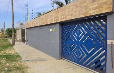 Imagem: A casa possui 4 Dormitórios, 3 Banheiros, 3 Vagas na garagem