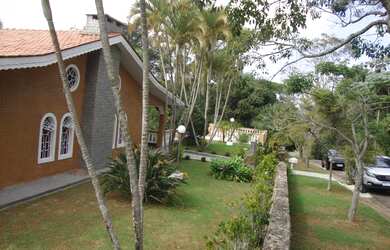 Imagem: A casa em condomínio possui 5 Dormitórios, 5 Banheiros, 600m²