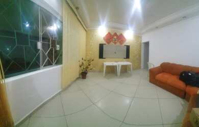 Imagem: A casa possui 3 Dormitórios, 2 Banheiros, 2 Vagas na garagem