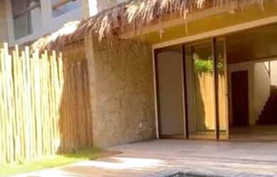 Imagem: A casa possui 3 Dormitórios, 3 Banheiros, 1 Vaga na garagem