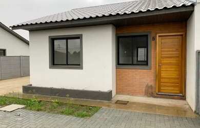 Imagem: A casa possui 2 Dormitórios, 1 Banheiro, 1 Vaga na garagem