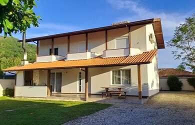 Imagem: A casa possui 5 Dormitórios, 2 Banheiros, 250m² de Área e