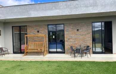 Imagem: A casa em condomínio possui 3 Dormitórios, 4 Banheiros, 4