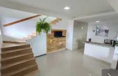 Imagem: A casa possui 3 Dormitórios, 2 Banheiros, 2 Vagas na garagem