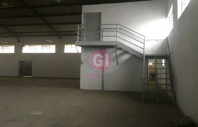 Imagem: O depósito possui 4 Vagas na garagem, 700m² de Área e está