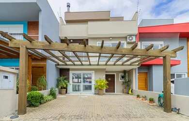 Imagem 2: Sobrado para venda tem 177 metros quadrados com 3 quartos em Hípica - Porto Alegre - RS