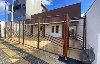 Imagem: A casa possui 3 Dormitórios, 3 Banheiros, 2 Vagas na garagem