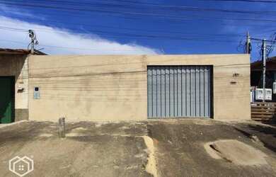 Imagem: A casa possui 3 Dormitórios, 1 Banheiro, 2 Vagas na garagem