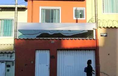 Imagem: A casa possui 2 Dormitórios, 2 Banheiros, 1 Vaga na garagem