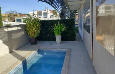 Imagem: A casa possui 3 Dormitórios, 5 Banheiros, 4 Vagas na garagem