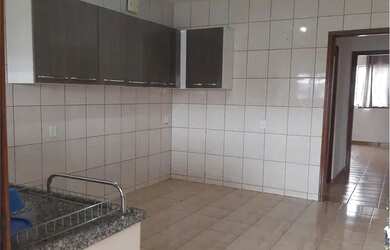 Imagem: A casa possui 4 Dormitórios, 3 Banheiros, 4 Vagas na garagem