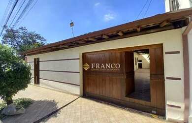 Imagem: A casa possui 3 Dormitórios, 2 Banheiros, 3 Vagas na garagem