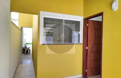 Imagem: A casa possui 3 Dormitórios, 2 Banheiros, 2 Vagas na garagem