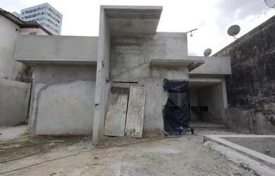 Imagem: A casa possui 4 Dormitórios, 4 Banheiros, 3 Vagas na garagem