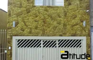 Imagem: A casa possui 4 Dormitórios, 3 Banheiros, 1 Vaga na garagem