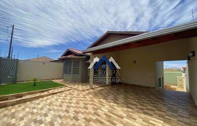 Imagem: A casa possui 3 Dormitórios, 2 Banheiros, 4 Vagas na garagem