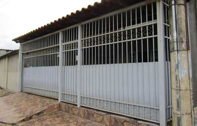 Imagem: A casa possui 3 Dormitórios, 1 Banheiro, 2 Vagas na garagem